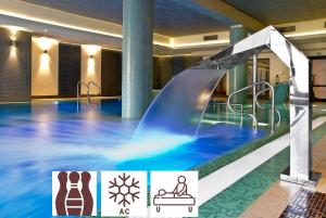 エルブロンクにあるHotel Młyn Aqua Spa Bibliotekaの屋内スイミングプール(ウォータースライダー付)
