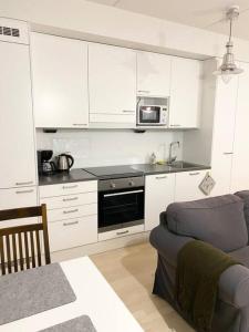 Kuchyň nebo kuchyňský kout v ubytování PEURANIITTY-1 New modern apartment