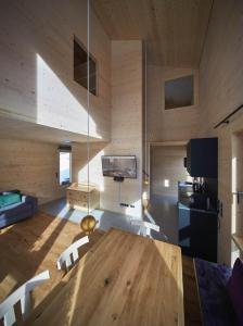 sala de estar con mesa de madera y cocina en Haus Motta, en Gaschurn