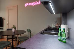 dwie butelki piwa siedzące na ladzie w kuchni w obiekcie W12 Home Station w Zielonej Górze