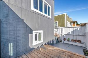 vistas laterales a una casa con balcón en Your Oakland Nest! 3bd Oasis., en Oakland