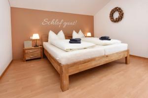 ジルバータールにあるFerienwohnung Frömligのベッドルーム(白い枕の大型ベッド1台付)