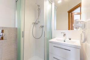 a bathroom with a shower and a sink at Noclegi Siuster - komfortowe pokoje z widokiem na góry - doskonała lokalizacja, niedaleko Term Bukovina in Bukowina Tatrzańska