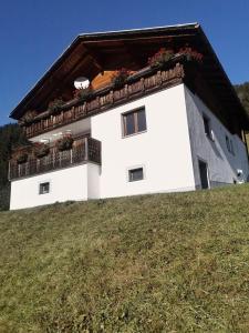 una casa blanca en la cima de una colina en Ferienwohnung Frömlig, en Silbertal