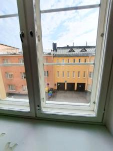 ein Fenster mit Blick auf ein Gebäude in der Unterkunft ULLANLINNA Big apartment in the heart of Helsinki in Helsinki