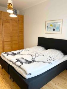 Ένα ή περισσότερα κρεβάτια σε δωμάτιο στο ULLANLINNA Big apartment in the heart of Helsinki