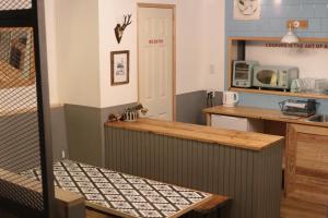 Kuchyň nebo kuchyňský kout v ubytování Greenwood Hostel