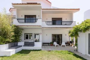 Balkón nebo terasa v ubytování Tailor Made Villa with Ocean View in Caxias
