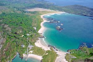 una vista aerea di una spiaggia e dell'oceano di Ocean Breeze Cottage a Caherdaniel