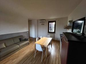 AGRITURISMO LA CORTE DEI CAVALIERI في مونتيفالكو: غرفة معيشة مع طاولة وأريكة