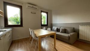 ein Wohnzimmer mit einem Tisch und einem Sofa in der Unterkunft AGRITURISMO LA CORTE DEI CAVALIERI in Montefalco