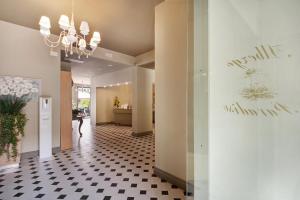a hallway with a black and white checkered floor at Residence Paradiso Bilocale 202 in Moneglia