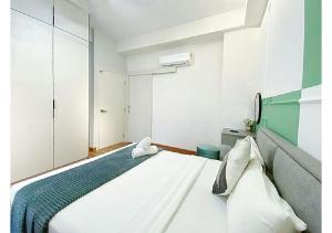 een slaapkamer met een groot wit bed in een kamer bij Arte Mont Kiara By The Relaxstay in Kuala Lumpur