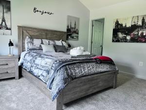 ein Schlafzimmer mit einem großen Bett mit einem Holzrahmen in der Unterkunft Bell Estates-Brand New Bay View, Beautiful Cottage in North Beach