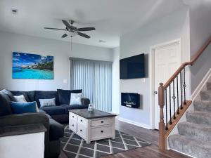 ein Wohnzimmer mit einem Sofa und einem Tisch in der Unterkunft Bell Estates-Brand New Bay View, Beautiful Cottage in North Beach