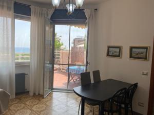 comedor con mesa y vistas al océano en Delizioso Bilocale ad Albenga con Terrazzo Vista Mare, en Albenga