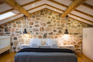 Posteľ alebo postele v izbe v ubytovaní Stone villa Miandri + 37 fotografií
