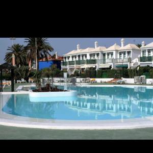 una gran piscina frente a una casa grande en Dunaflor verde en San Bartolomé