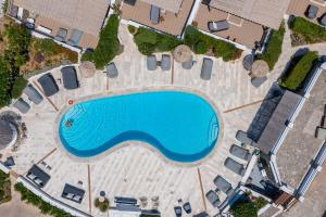una vista aérea de una piscina en un complejo en Baos Pool Villas, en Mykonos ciudad