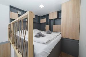 een slaapkamer met een stapelbed en een ladder bij Cityscape Apartments Kerepesi in Boedapest