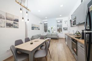 a kitchen and dining room with a table and chairs at Cityscape Apartments Kerepesi in Budapest