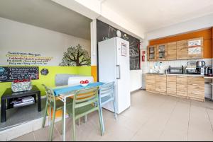 Kuchyňa alebo kuchynka v ubytovaní Island Hostel Budapest