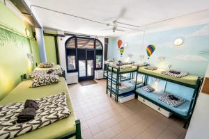 ブダペストにあるアイランド ホステル ブダペストの二段ベッド2組が備わる客室です。