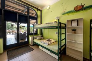 Poschodová posteľ alebo postele v izbe v ubytovaní Island Hostel Budapest