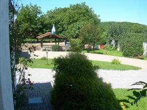 uma vista para um parque com um gazebo em B&B CM Ranch em Cuneo