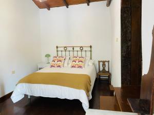 een slaapkamer met een groot bed met 2 kussens bij CASA FILA in Valverde