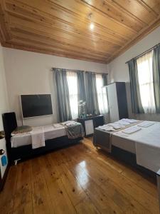 um quarto com 2 camas e uma televisão de ecrã plano em Grand almira hotel em Istambul