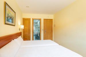 Postel nebo postele na pokoji v ubytování Hostal Alda Río Duero