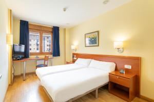 Postel nebo postele na pokoji v ubytování Hostal Alda Río Duero