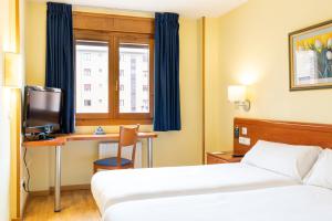 TV a/nebo společenská místnost v ubytování Hostal Alda Río Duero