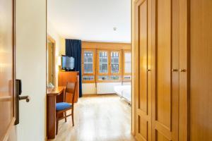 TV a/nebo společenská místnost v ubytování Hostal Alda Río Duero