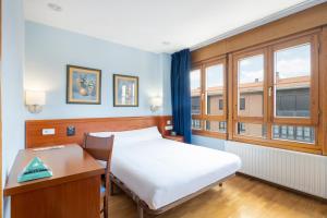 Postel nebo postele na pokoji v ubytování Hostal Alda Río Duero