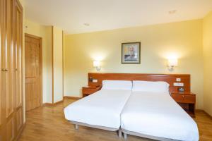 Postel nebo postele na pokoji v ubytování Hostal Alda Río Duero