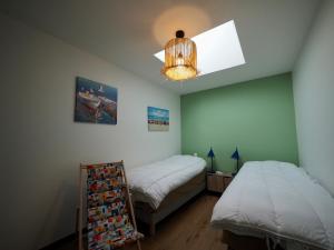 Plouhinecにある30 m des Plages - Port du Magouër - 6 invitésのベッドルーム1室(ベッド2台、シャンデリア付)