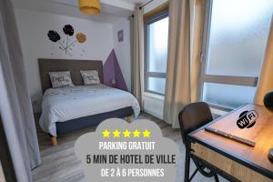 een slaapkamer met een bed, een bureau en een tafel bij Beau-Jean, Un Cocon Sympa 5 min à Pied du Centre-Ville, Parking Privé, à 10 min du CHU in Poitiers