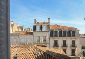 uma vista do telhado de um edifício em Le Fanfrelin : Grand studio rénové/ Wi-fi em Angoulême