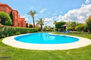 uma piscina no meio de um quintal em Royal Apartment 2 /freeWiFi,sharedpool,freeparking em Málaga