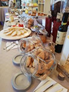 リオトルトにあるAzienda Agrituristica Le Betulleのテーブルに盛り付けの食品とワインボトル