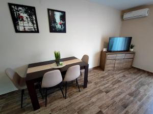 TV at/o entertainment center sa Apartman Lav