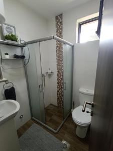 A bathroom at Apartman Lav Még 8 kép
