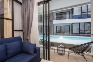 Bazén v ubytování Palmyrah Surin Beach Residence nebo v jeho okolí