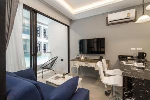 TV a/nebo společenská místnost v ubytování Palmyrah Surin Beach Residence