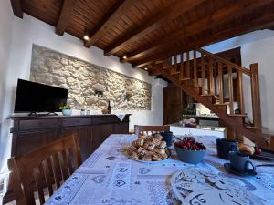 a dining room with a table and a television at Il Vicoletto in Marostica