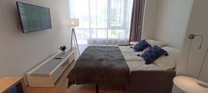 1 dormitorio con 1 cama con mesa y TV en ALL YOU NEED Apartment, en Varsovia