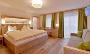 Postel nebo postele na pokoji v ubytování Hotel Garni Tirolerhof