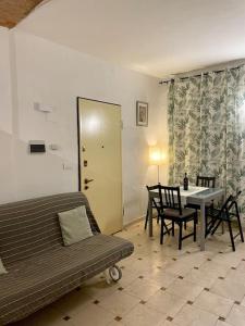 een woonkamer met een bank en een tafel bij Appartamento San Niccoló GR in Florence